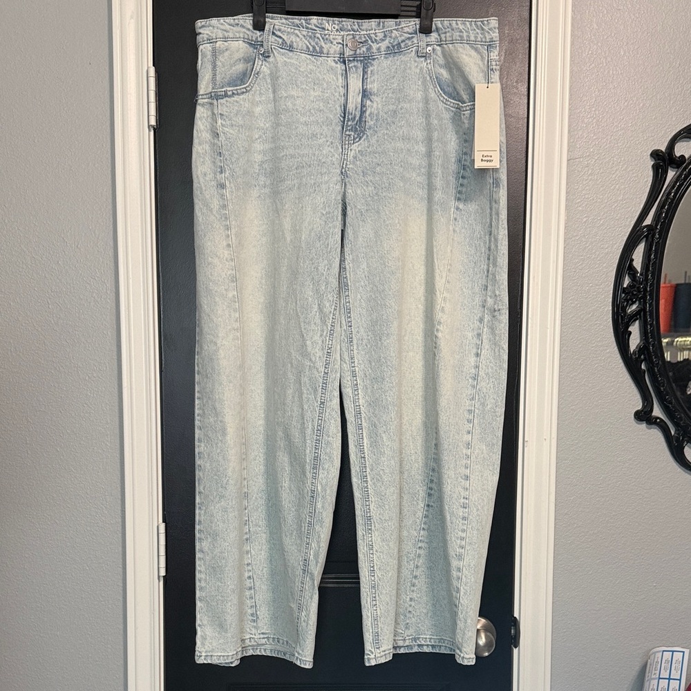 No Boundaries Light Wash Straight Leg extra baggy low rise Jeans